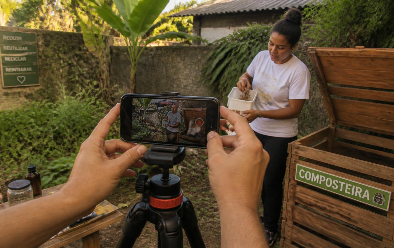 Gravação de um vídeo demonstrando a composteira no quintal